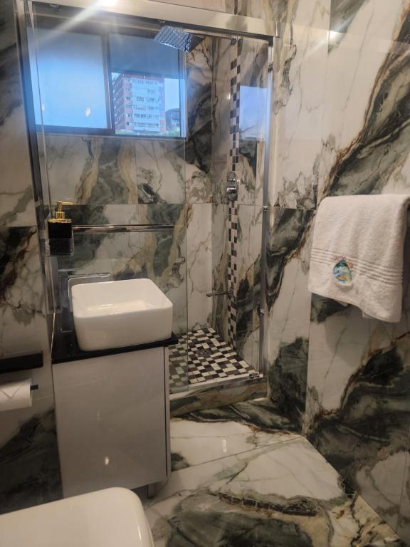 Tropical sun في امانزيمتوتي: حمام مع دش ومرحاض ومغسلة