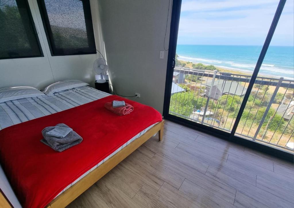 Un dormitorio con una cama y vista al mar. en Gore Bay View, en Gore Bay