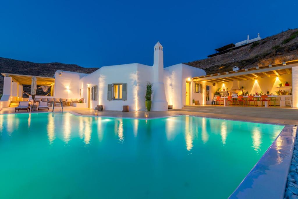 une villa avec une piscine la nuit dans l'établissement Villa Ftelia Boheme, à Ftelia