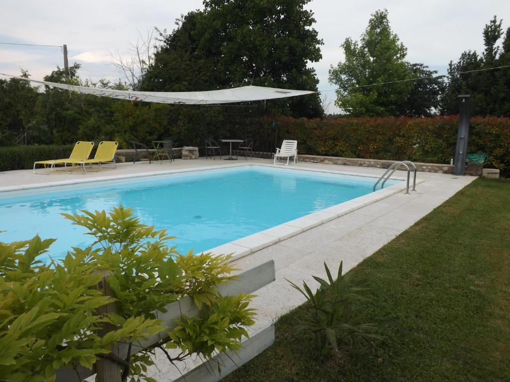 Bazén v ubytování B&B Ai Tre Confini nebo v jeho okolí