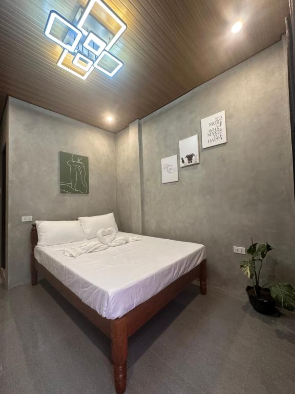 En eller flere senge i et værelse på Astra Tourist Inn