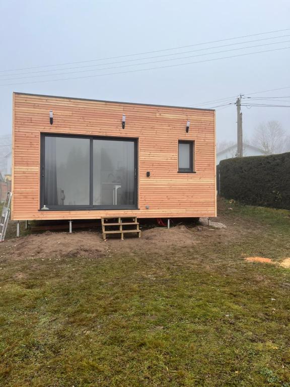 una casetta in cima a un campo di Sof tiny a Moyenmoutier