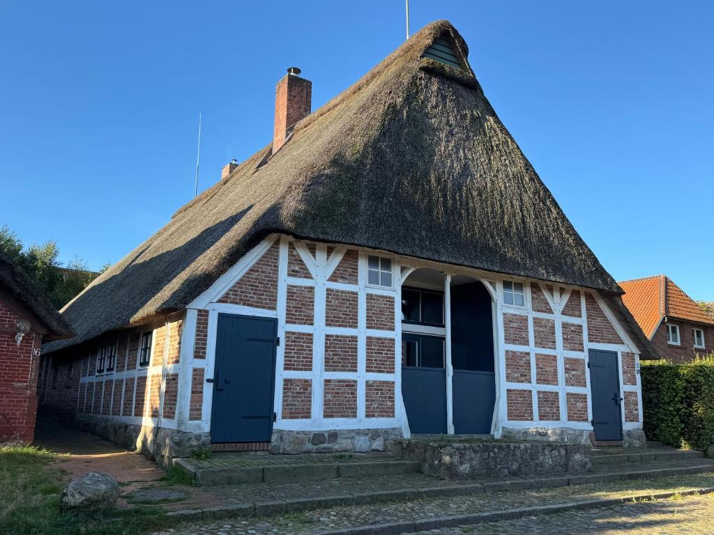 an old building with a thatched roof at Ferien unterm Reetdach in Stade