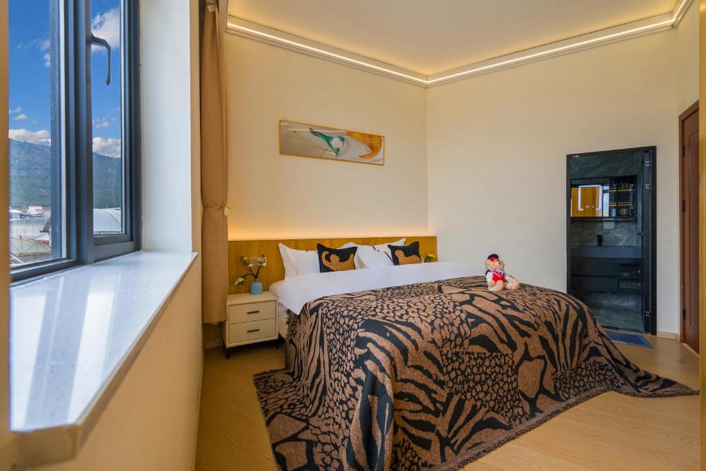 una stanza d'albergo con un letto e una finestra di Shangri-La Chenxia Courtyard Homestay a Shangri-La