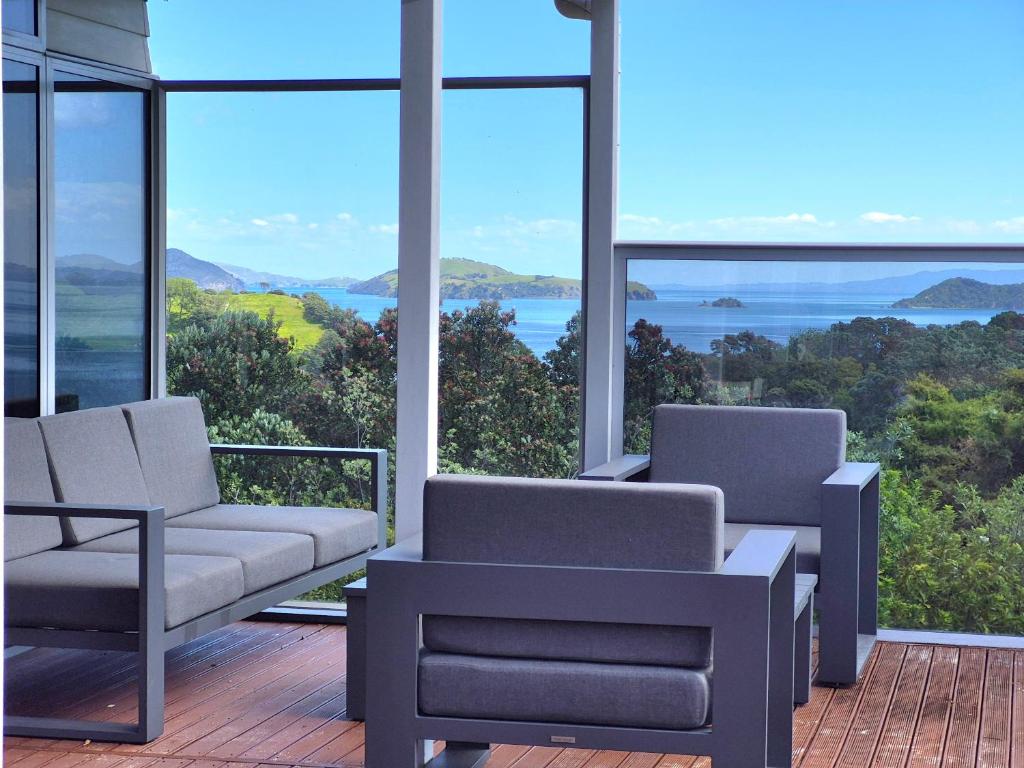 King of the Hill في Amodeo Bay: كرسيين وأريكة على شرفة مطلة