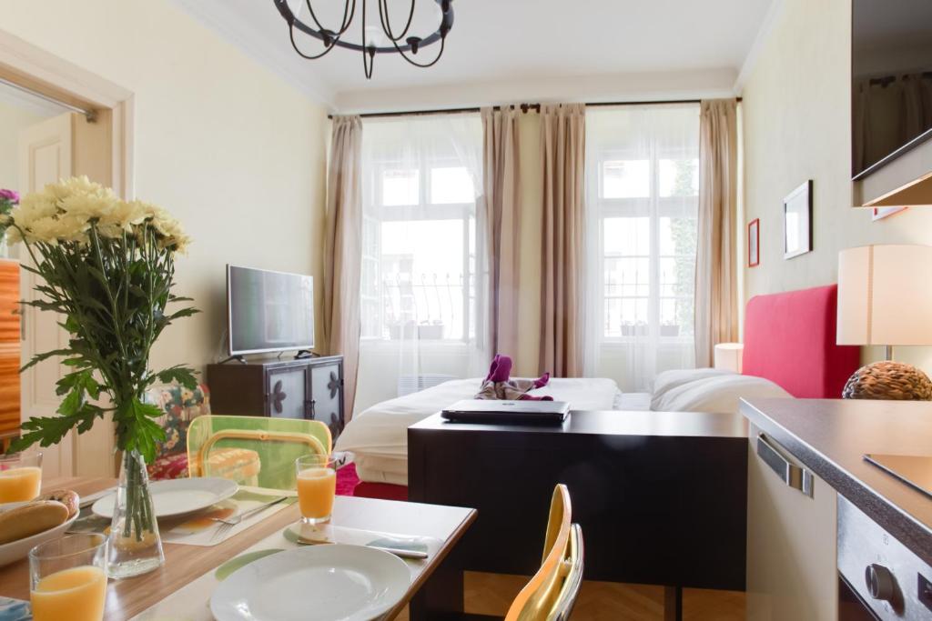 TV a/nebo společenská místnost v ubytování Prague Siesta Apartments