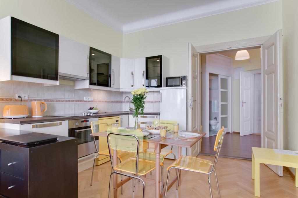 Kuchyň nebo kuchyňský kout v ubytování Prague Siesta Apartments