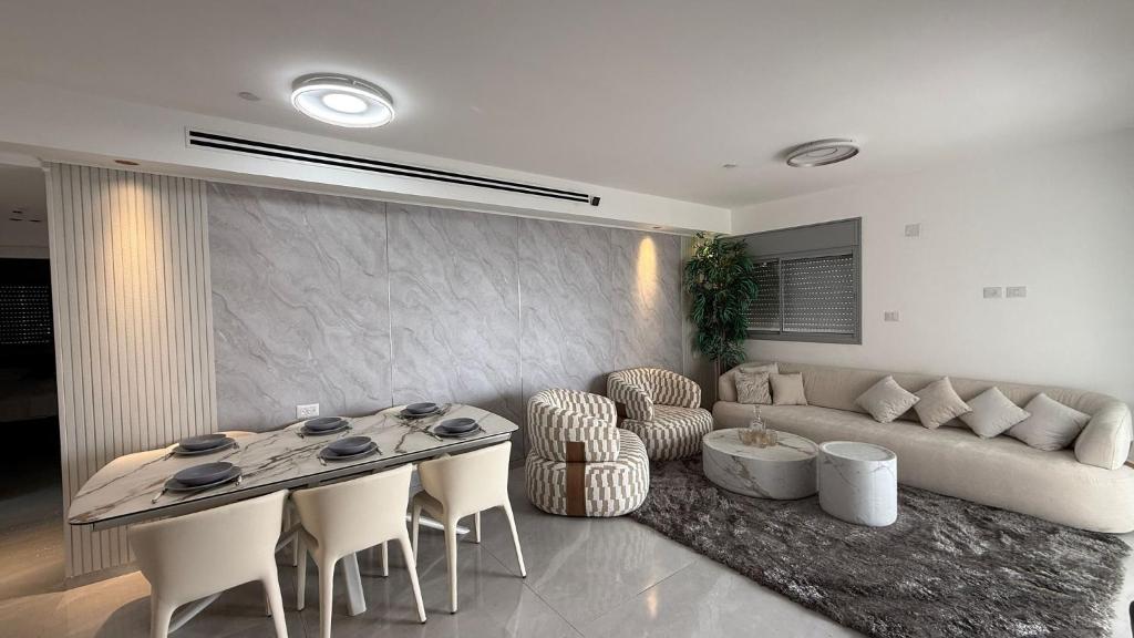 Χώρος καθιστικού στο יוקרה במצפה צפת