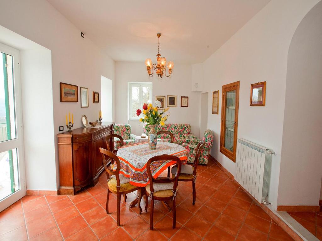 Una cocina o cocineta en Spacious home surrounded by nature