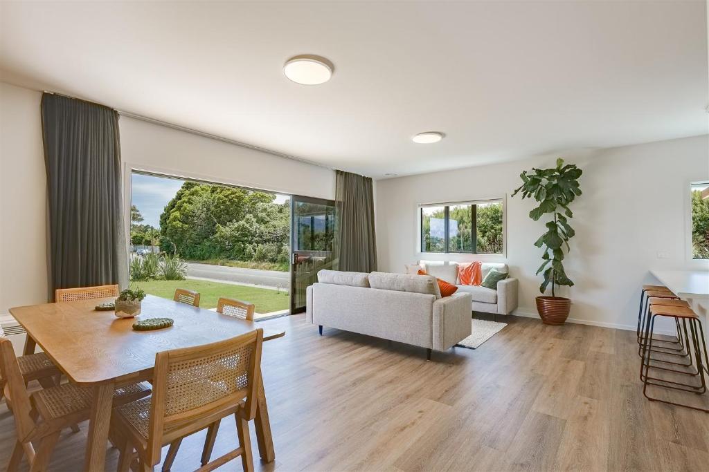 Khu vực ghế ngồi tại Orowaiti retreat