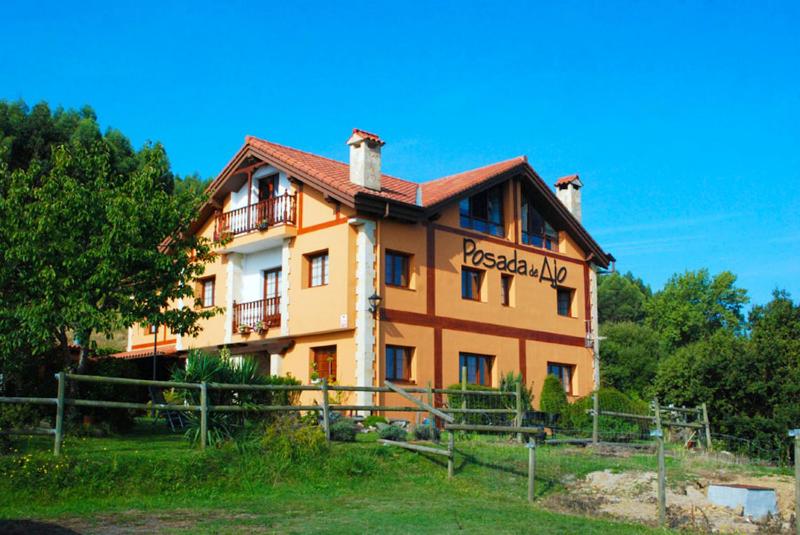 un bâtiment avec un panneau sur son côté dans l'établissement Posada de Ajo, à Ajo