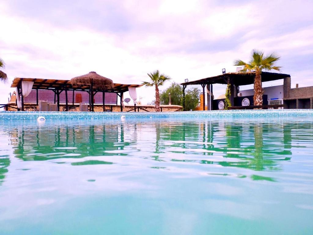 Πισίνα στο ή κοντά στο Casa Crisantemo with sea view and pool in Adra