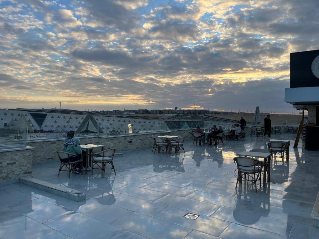 Východ nebo západ slunce při pohledu z hotelu nebo okolí