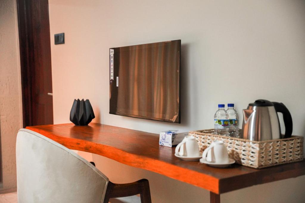 Una mesa de madera con una silla y una encimera. en Bela Ahangama, en Ahangama