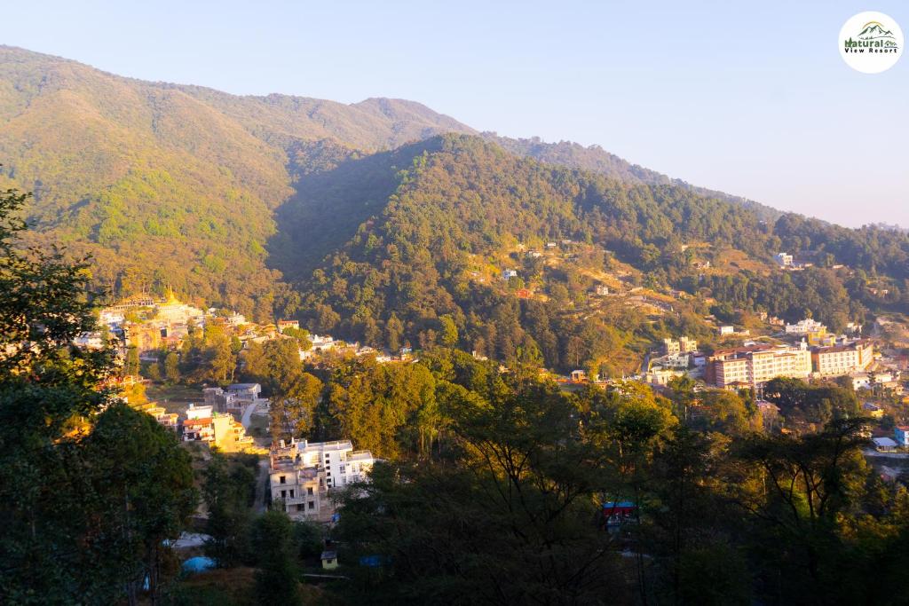 O vedere generală la munți sau o vedere la munte luată de la acest complex