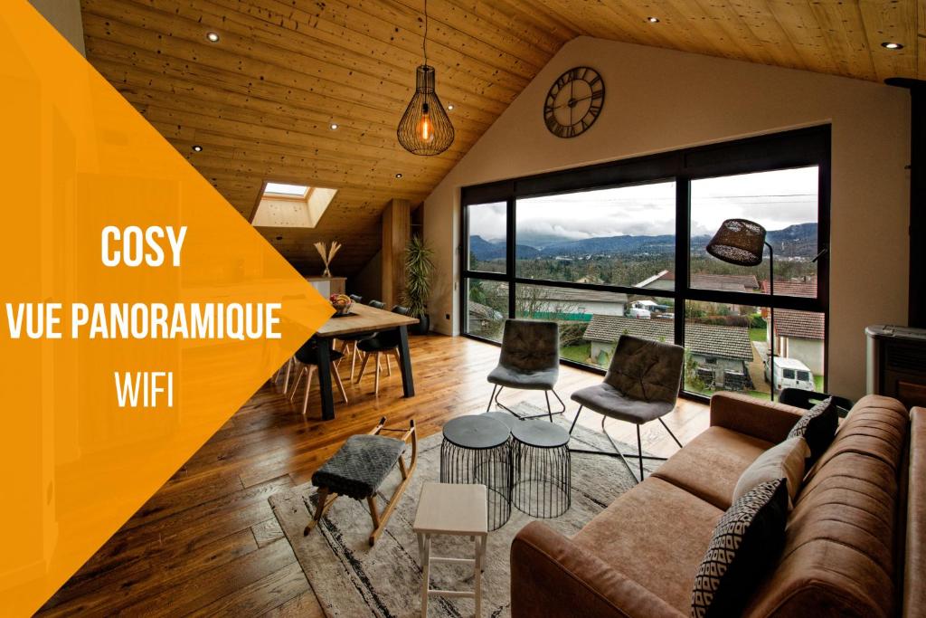 un salon avec un canapé et une table dans l'établissement Hiver & bien-être en montagne - Grand gîte - Sauna & bain nordique en option chez Ô JurassiK, à Cuttura