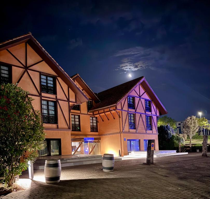 un edificio con la fachada iluminada por la noche en Hotel The Park Derio, en Derio