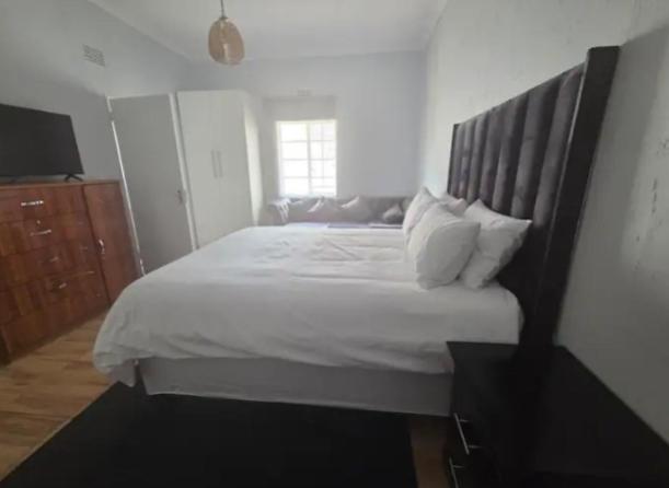 Postel nebo postele na pokoji v ubytování Pebble urban charm