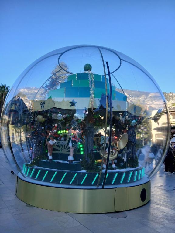 Gite des remparts في Lucéram: قبة زجاجية بداخلها أناس