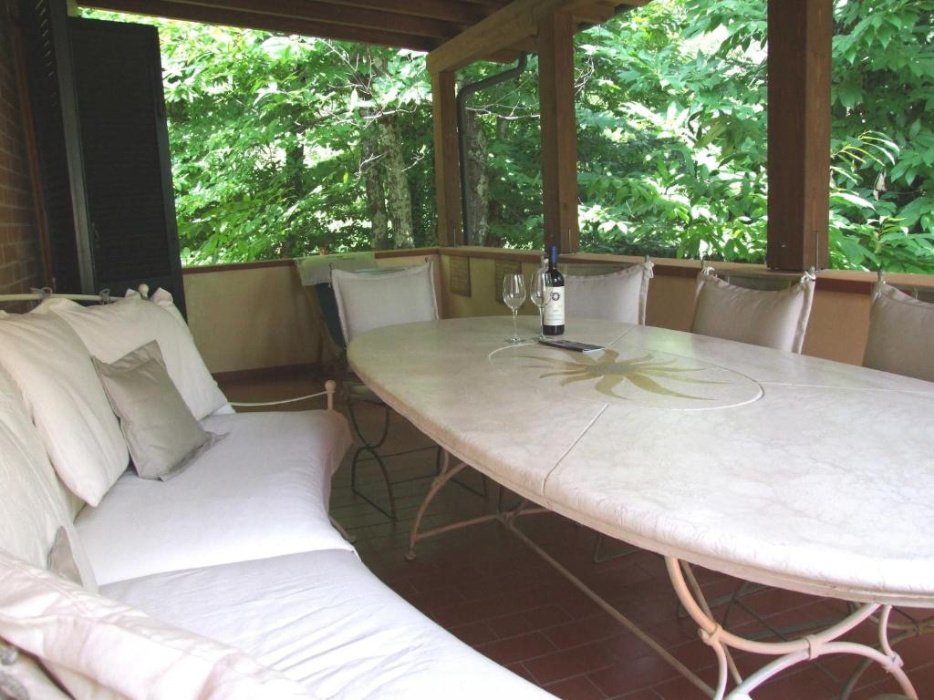 Posezení v ubytování Huge Holiday Home in Marina di Castagneto Carducci near Sea