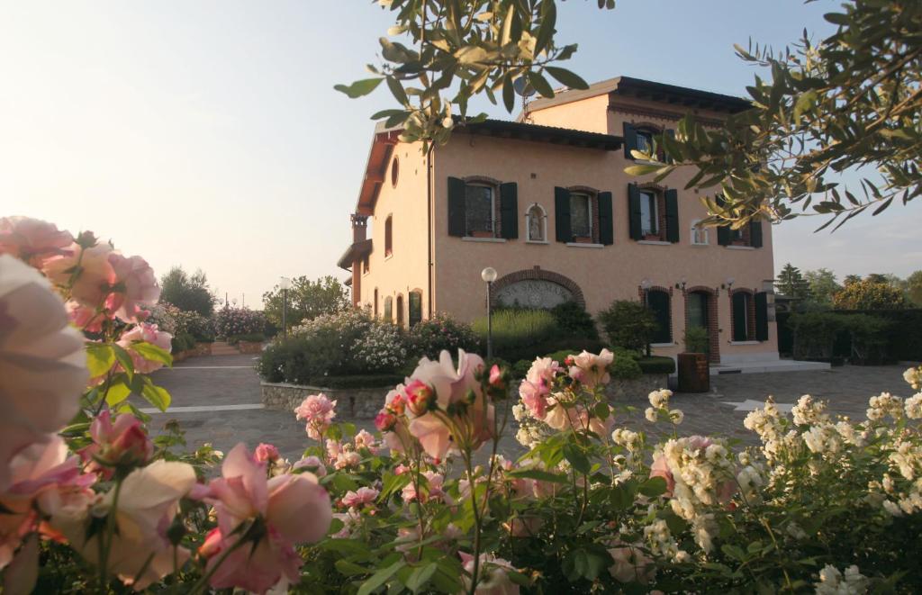 a building with a lot of flowers in front of it at Casa San Marco in Castelnuovo del Garda