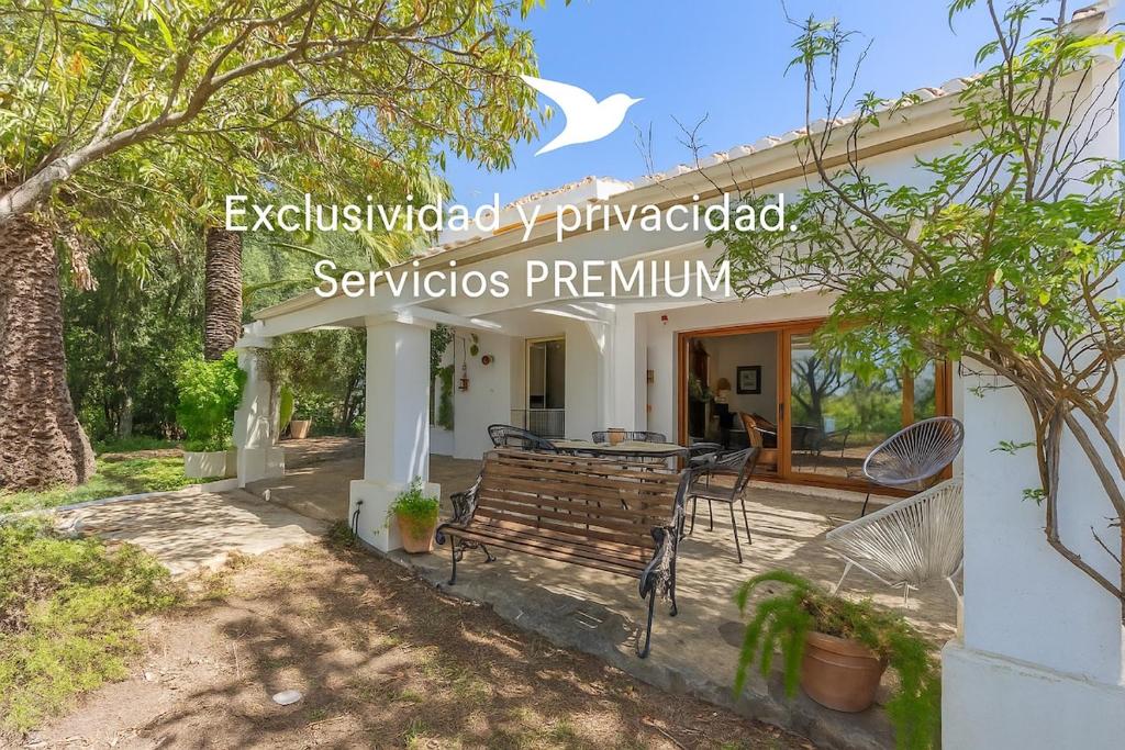 Tòa nhà nơi biệt thự tọa lạc