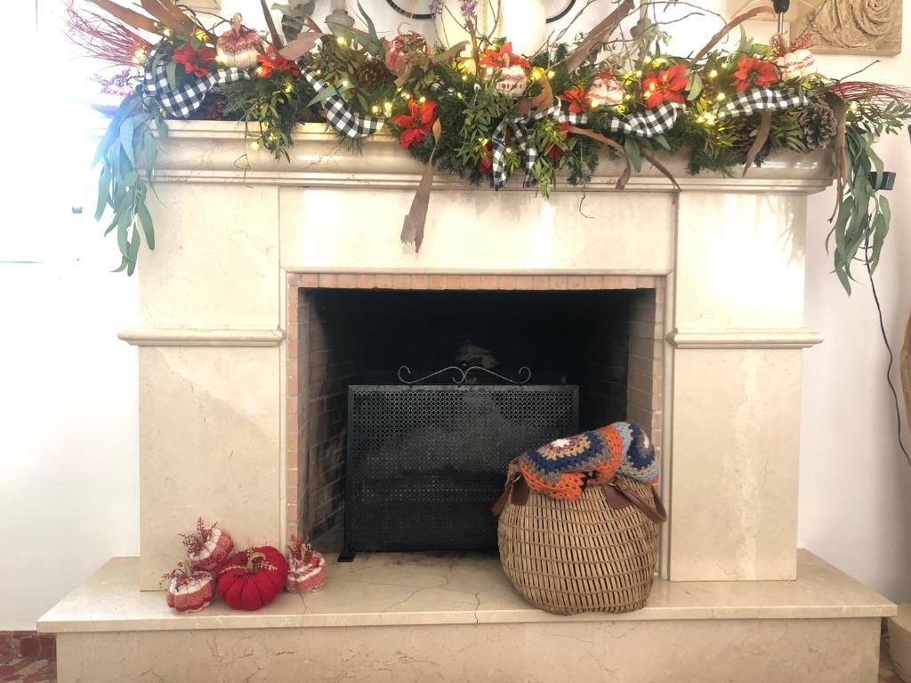 una chimenea con un arreglo floral encima en Villa Salvatore, en Aznalcázar