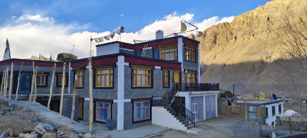 un edificio in mezzo a una montagna di Wangmo homes, Spiti a Kaja