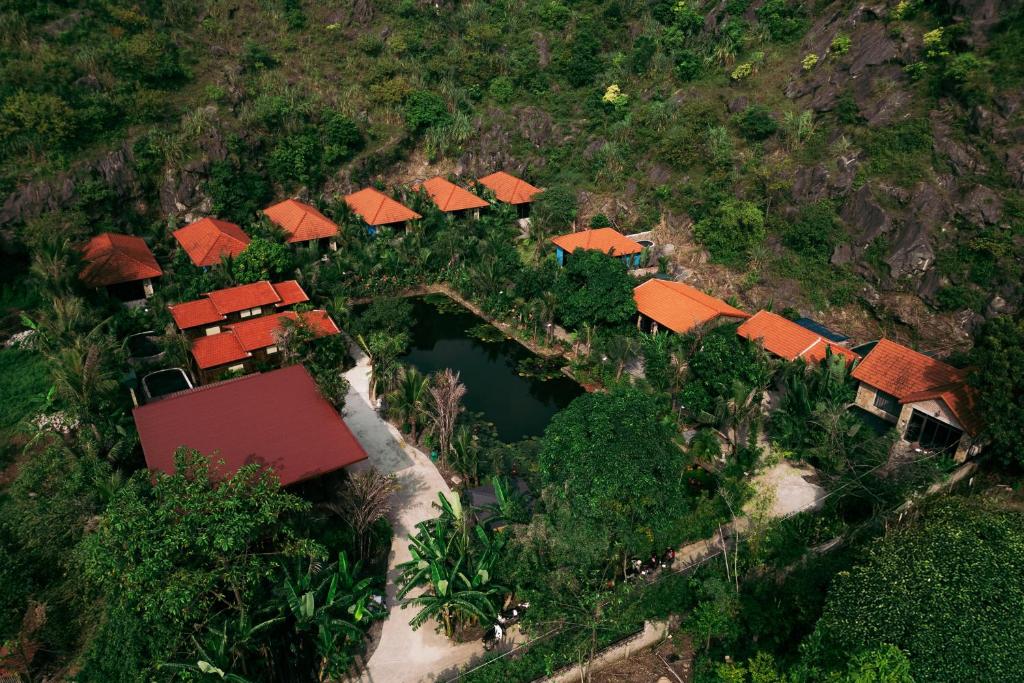 een luchtfoto van een groep huizen en een rivier bij Ninh Binh Mountain Resort in Xuân Sơn