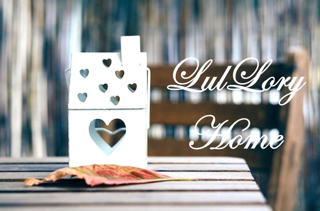 Una mesa de madera con una caja con un corazón encima. en LulLory Home, en Burago di Molgora