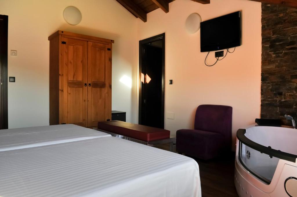 A bed or beds in a room at Hotel Rural Pescadores