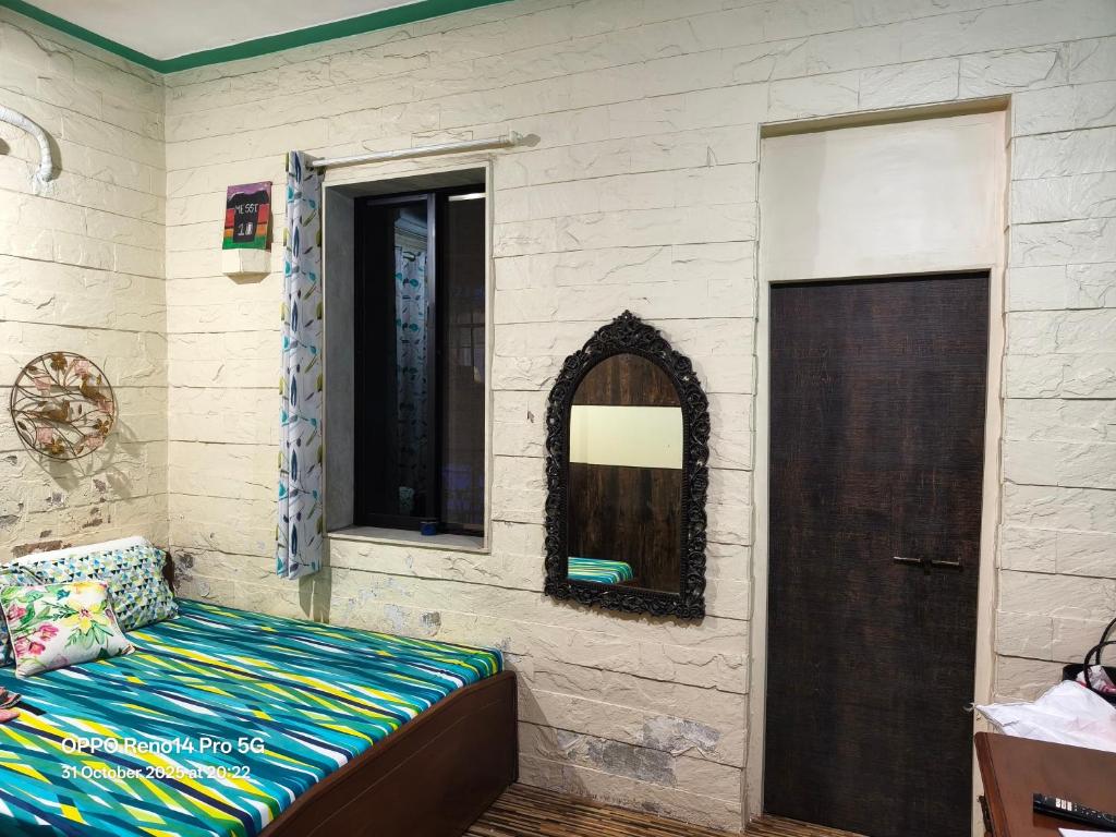 سرير أو أسرّة في غرفة في Seaface Bldg1BHK Luxe service flat, Mumbai