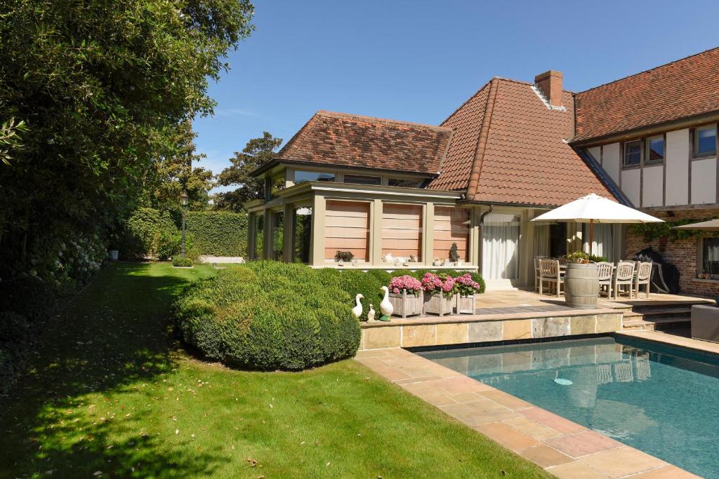 Bazén v ubytování B&B Villa Sans Soucis nebo v jeho okolí