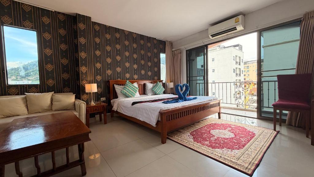 En eller flere senge i et værelse på Royal Sweet Hotel