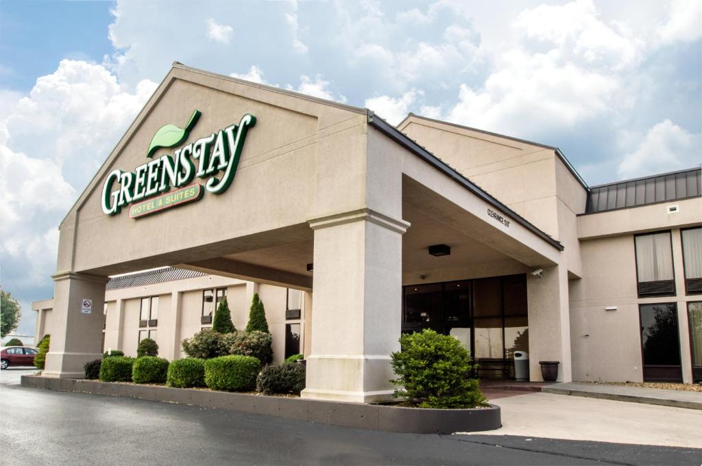 een supermarkt met een groen bord op de gevel bij Greenstay Hotel & Suites Central in Springfield