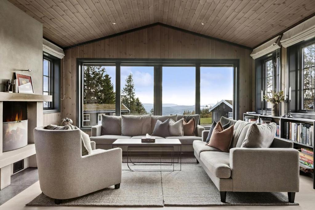 Et opholdsområde på Family Cabin With Views Over Norefjell