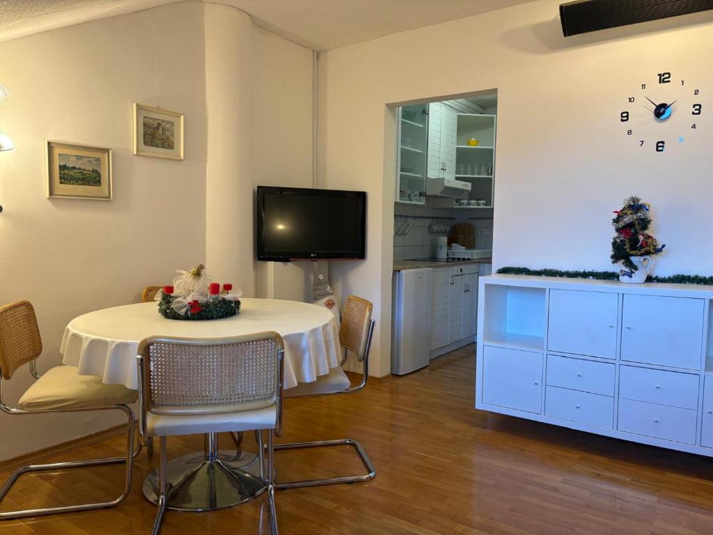 Телевизор и/или развлекательный центр в Apartma Snežko