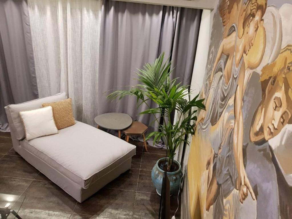 Postel nebo postele na pokoji v ubytování Kyra's Roof Terrace Flat