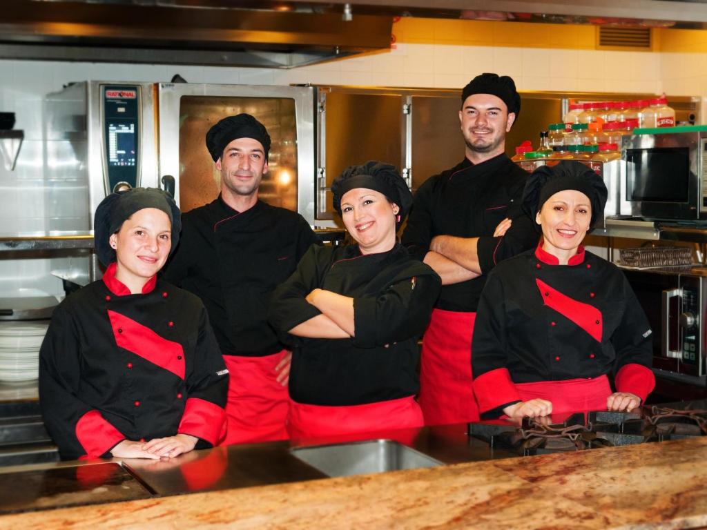 a group of chefs standing in a kitchen at Ibis Budget Lleida in Lleida