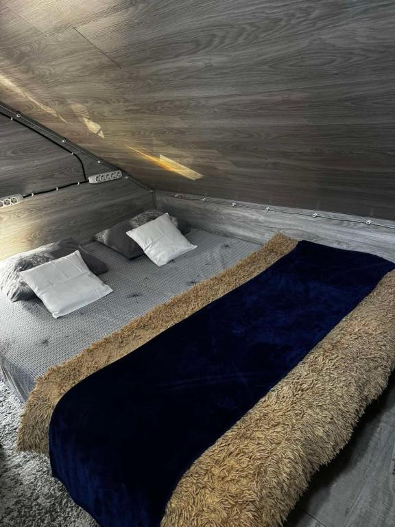 een bed met twee kussens erop in een kamer bij Stefan 64 in Chişinău