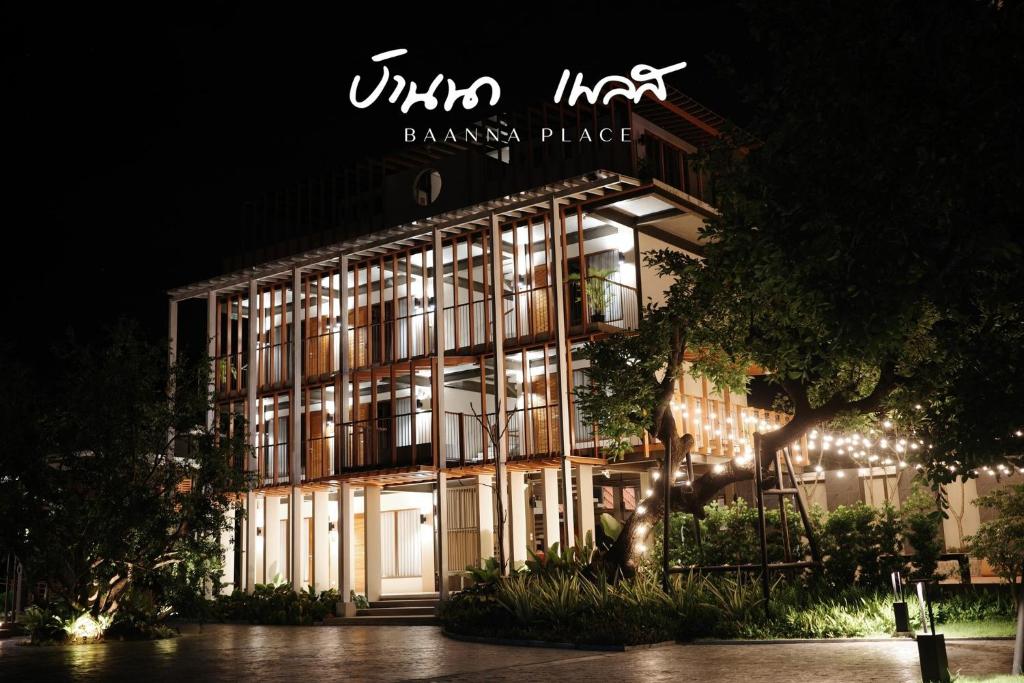ein Gebäude mit einem Schild an der Seite in der Nacht in der Unterkunft Baanna Place in Ban Na