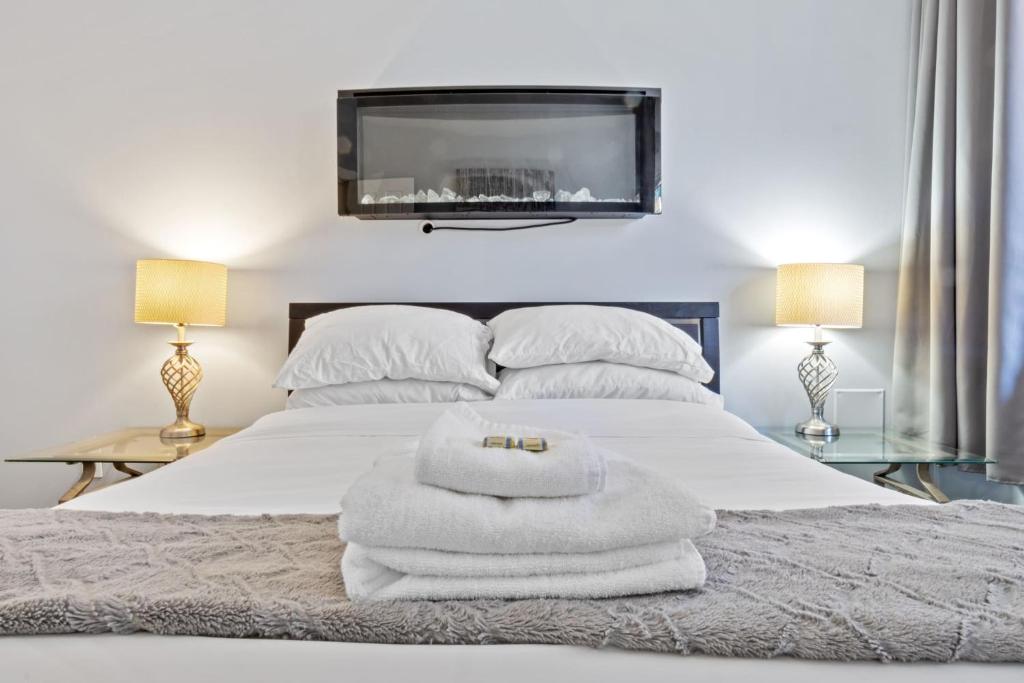 una camera da letto con un letto con asciugamani sopra di Cozy 1 Bedroom Downtown Central a Vancouver