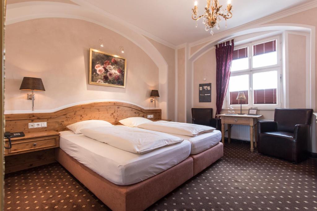 Postel nebo postele na pokoji v ubytování Meiser Altstadt Hotel