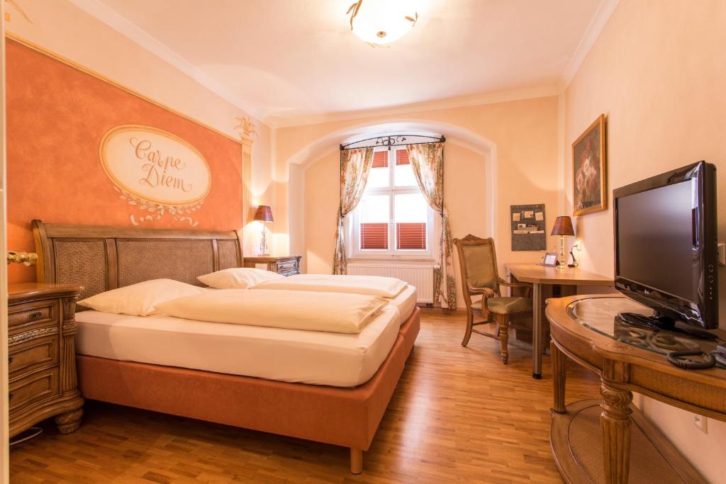 TV a/nebo společenská místnost v ubytování Meiser Altstadt Hotel
