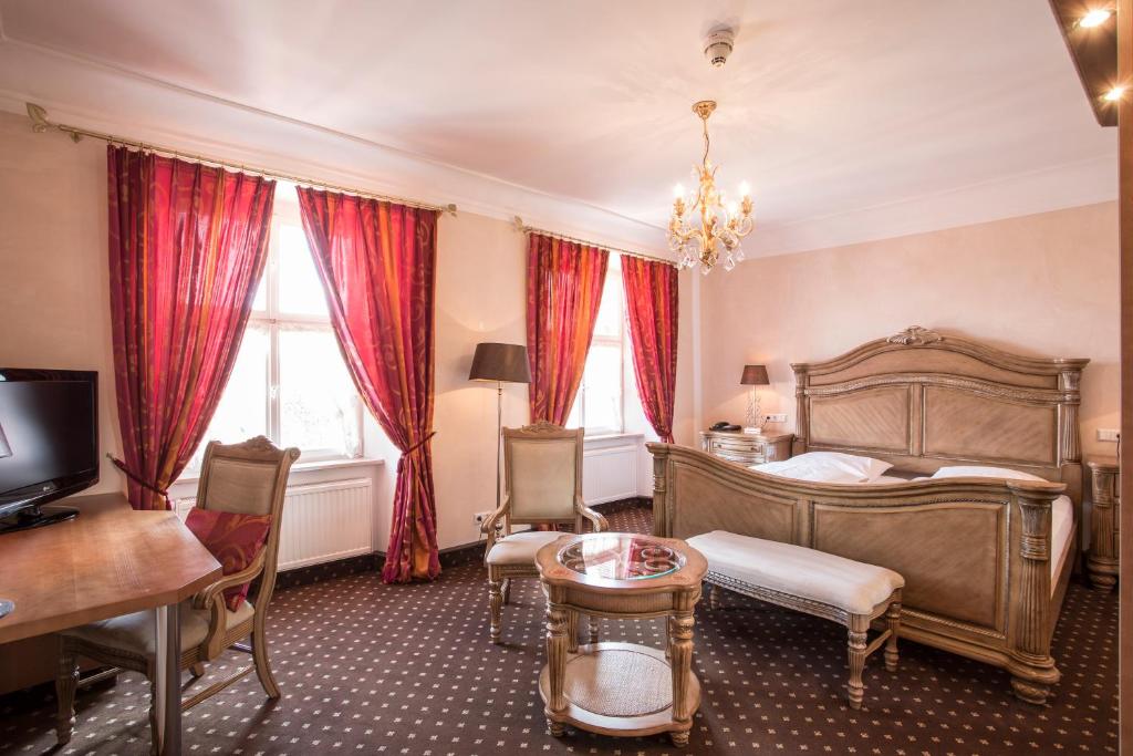 Postel nebo postele na pokoji v ubytování Meiser Altstadt Hotel