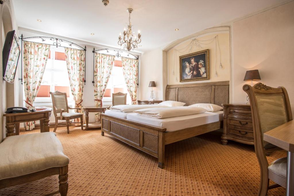 Postel nebo postele na pokoji v ubytování Meiser Altstadt Hotel