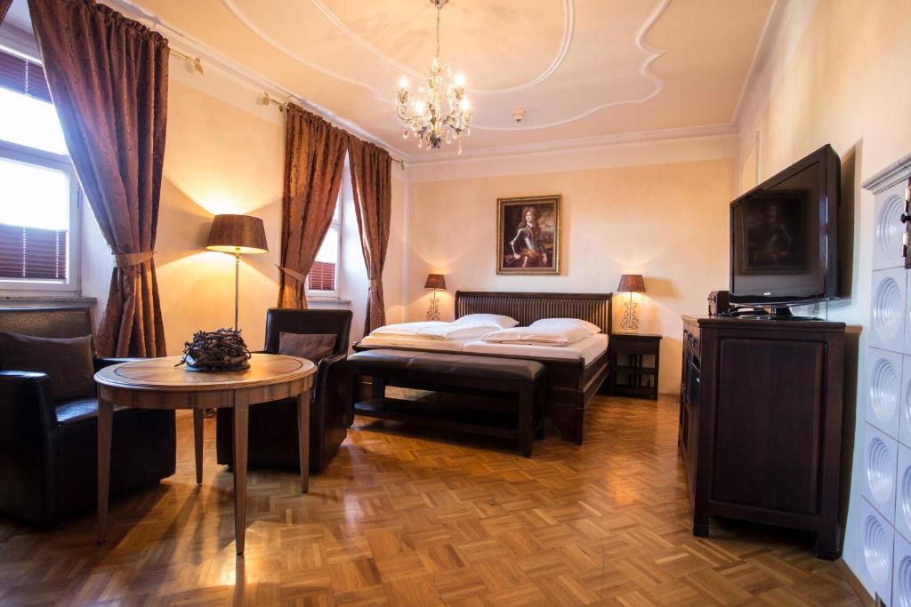 Postel nebo postele na pokoji v ubytování Meiser Altstadt Hotel