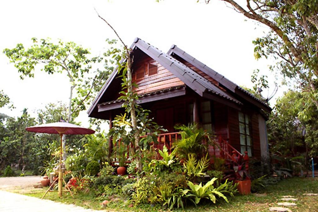 Vonkajšia záhrada v ubytovaní Baansuan Lychee Maeklong Resort Ampawa