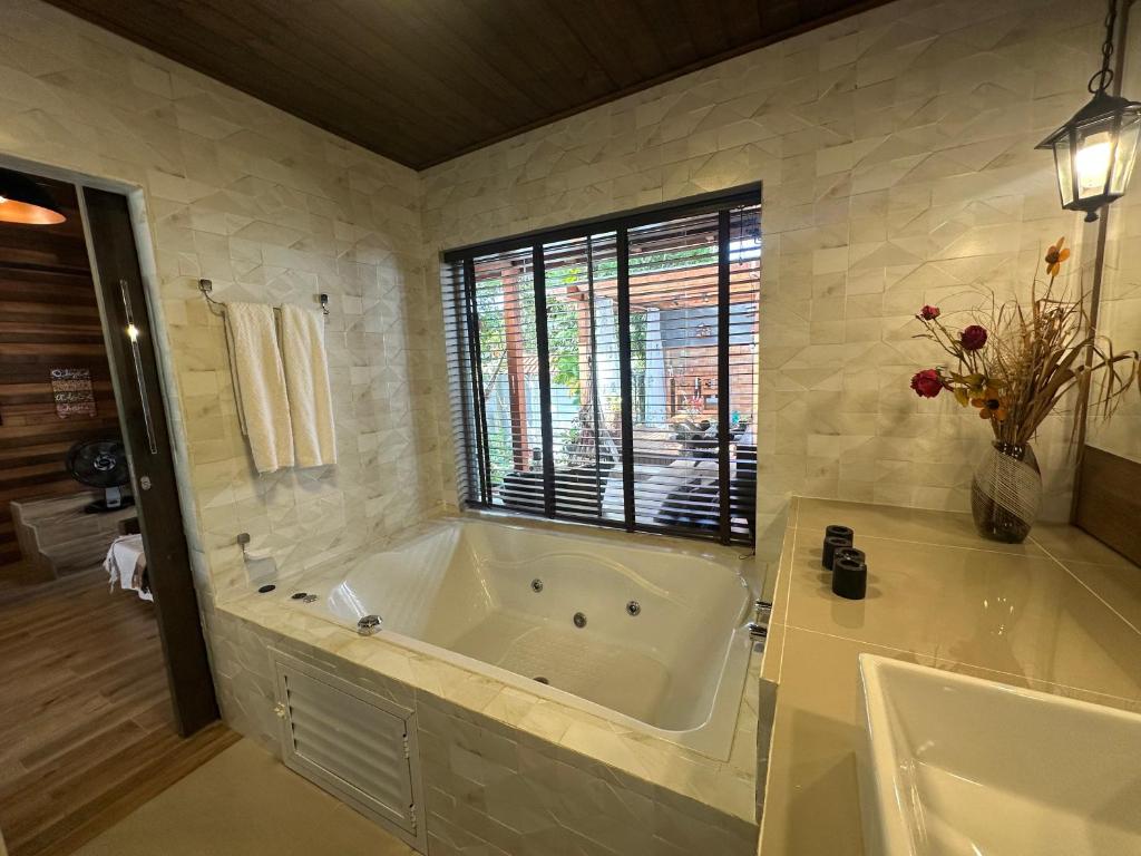 Ένα μπάνιο στο Arthi - LINDO LOFT RECANTO DOS PASSARINHOS