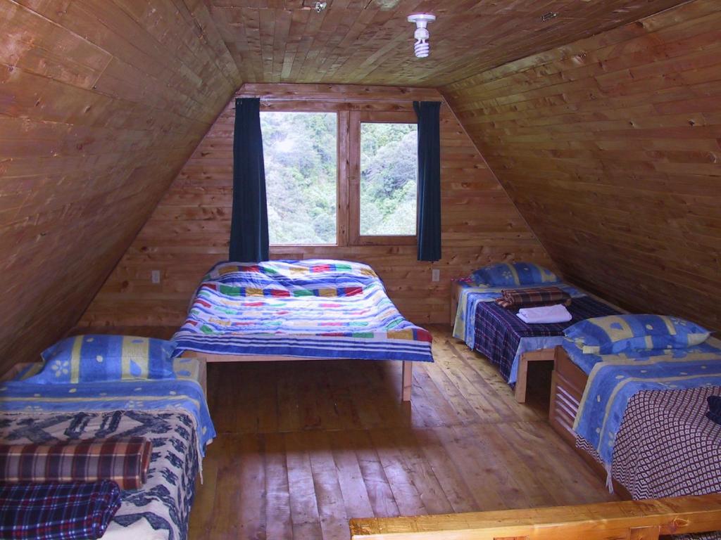 Postel nebo postele na pokoji v ubytování Quetzal Valley Cabins